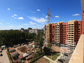 Вид на строящийся корпус жилого комплекса, открывающийся из окна. Фото от 25.07.2014 г.