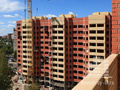 Вид на строящийся корпус жилого комплекса, открывающийся из окна. Фото от 25.07.2014 г.