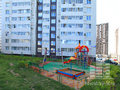 Детская площадка рядом с одним из домов. Фото от 13.07.2014 г.