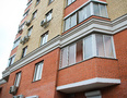Фасады выполнены в бежево-кирпичных оттенках. Фото от 06.04.2015 г.