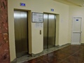 Подъезды обеспечены скоростными лифтами. Фото от 07.05.2015 г.