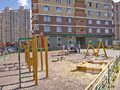 Детская площадка рядом с одним из корпусов. Фото от 22.07.2014 г.