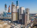 Архитектурно новый жилой квартал сочетается с расположенными неподалеку башнями ДЦ Москва-Сити. Аэрофотосъемка от 14.04.2018.