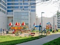 Современная оборудованная детская игровая площадка.  Фото от 25.05.2015 г.