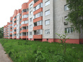 ЖК на ул. Свердлова в Куровском. Территория озеленена. Фото от 19.04.2016 г.