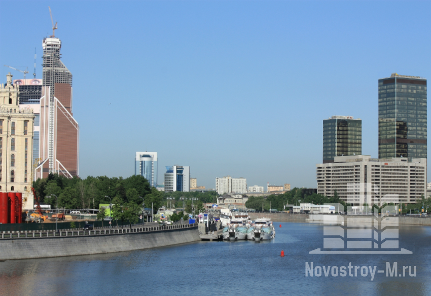 Новостройки Москвы на берегу реки