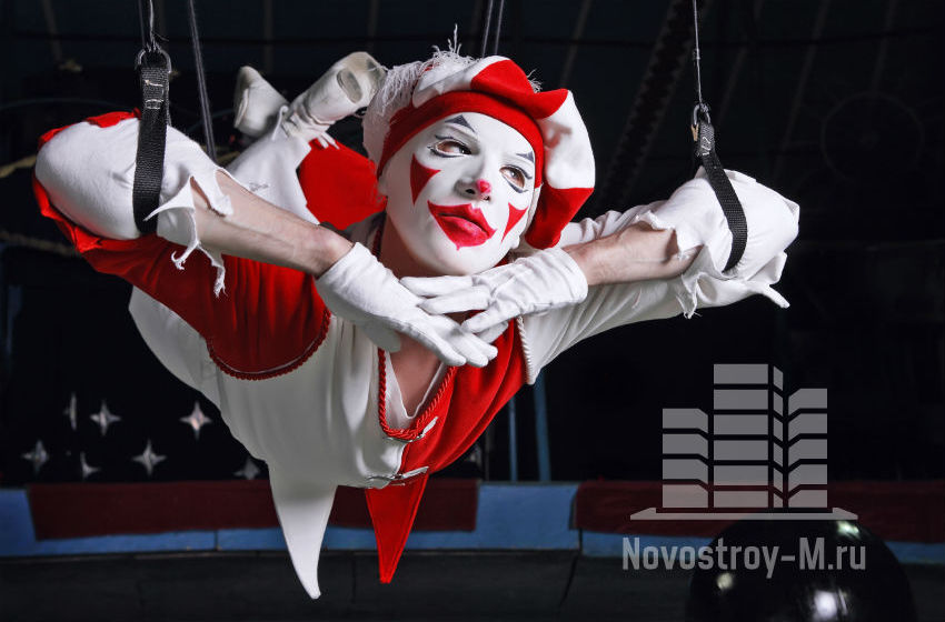 клоун-акробат
